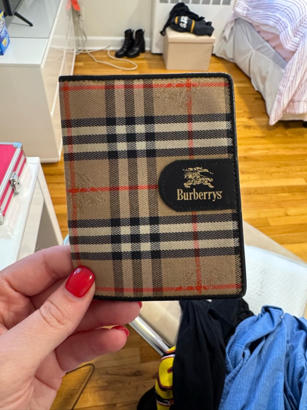 Burberrys Vintage Check Passport Wallet in Classic Beige